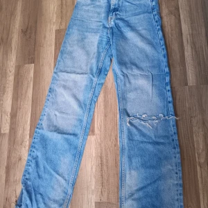 Zara Jeans  - Snyggt slitna hlg midja raka ben med frans