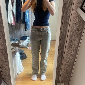 Jeans från Hm - Säljer dessa gråa jeans från hm som inte kommer till andvändning. De har inte amdvänts så många gånger och är i fint skick. Pris går att diskuteras.
