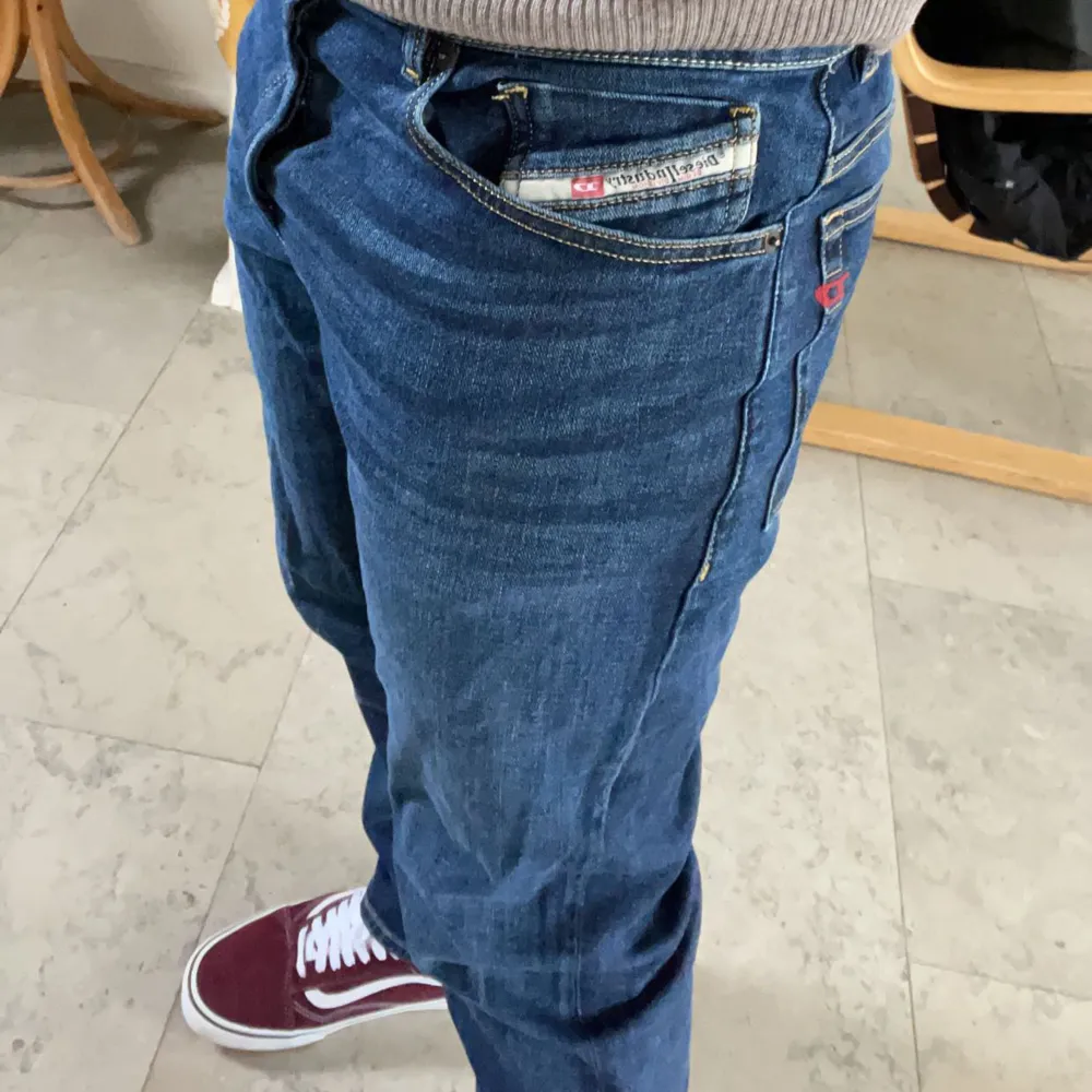 Asfeta diesel jeans köpta på Åhléns i Regular fit. Ej använda då flickvännen ej var ett fan🤯. Köpta för dryga tusenlappen men säljer billigt då de ändå ej kommer komma till användning.. Jeans & Byxor.