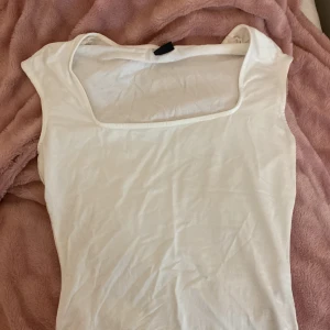 Topp från Gina tricot  - En topp från Gina, köpt för 59.95 sek (rea) vet ej vad den kostar nu. Skulle tro att den kosta ungefär 100-200. Säljer för 35 kr