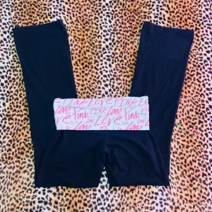 2000s vs pink foldover lowrise bootcut yogabyxor - FAST PRIS (reupload pga oseriös köpare) - ✰*฿✩‧₊˚ läs köpvillkoren innan du köper ✰ fast pris & från 2000-talet <3 ✰ midjemått: 37 cm, innersöm: 78 cm, står M men sitter som S ✰ bild 3 på defekter & byxorna är stretchiga men ha i åtanke att det är second hand ✰ skriv gärna vid frågor💋