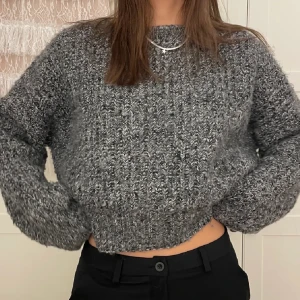 Grå stickad tröja🩶 - Söt grå stickad tröja! Lite croppad, i storlek xs💕 super bra skick