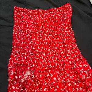 Jättesöt sommarkjol! - Fin kjol inför sommaren! Blommig🎀 Köptes i Turkiet på Defacto Storlek 36