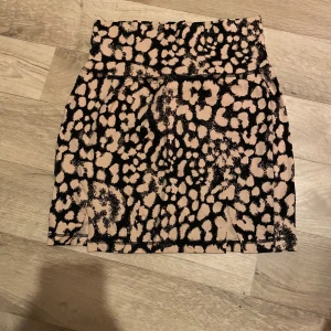 Klänning med slitsar - Leopard klänning men två slitsar på varsinn sida. Aldrig använd.
