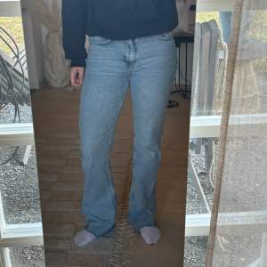 Ett par jätte fina bootcut Gina tricot jeans. Knappt använda och väldigt fint skick! Pris kan diskuteras och kom privat för fler frågor❣️