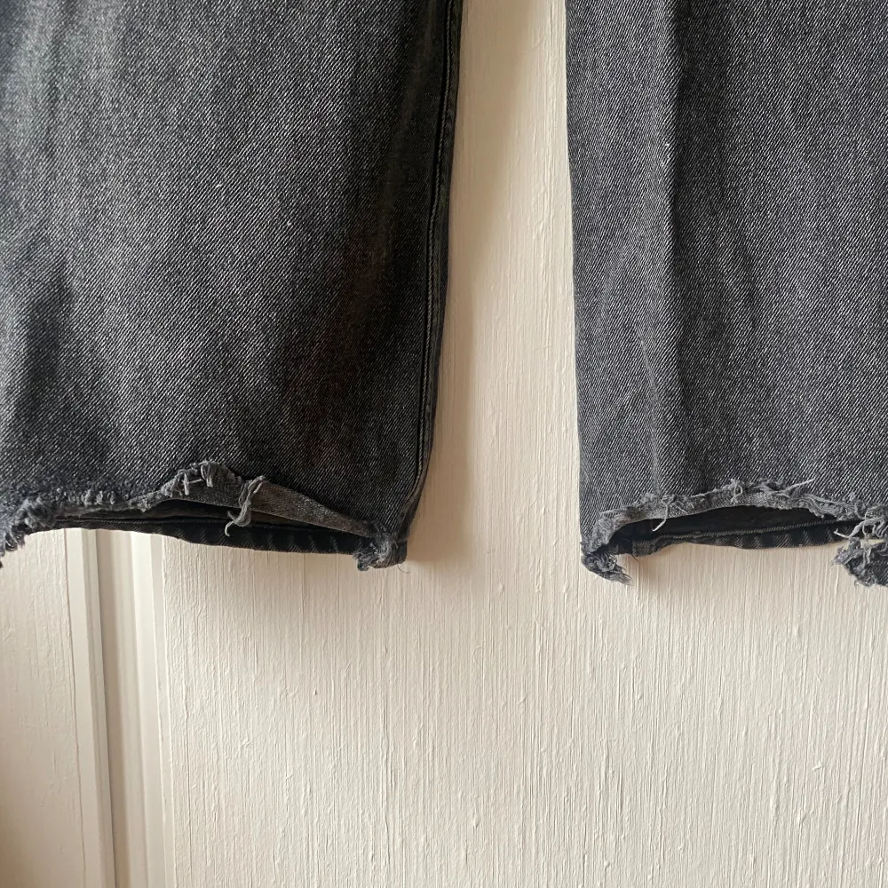 Jeans från Monki i storlek 25. Baksidan av nedre kanten är söndriga (se bild 5), går att till exempel klippa av och få en snygg kant.. Farkut & Housut.