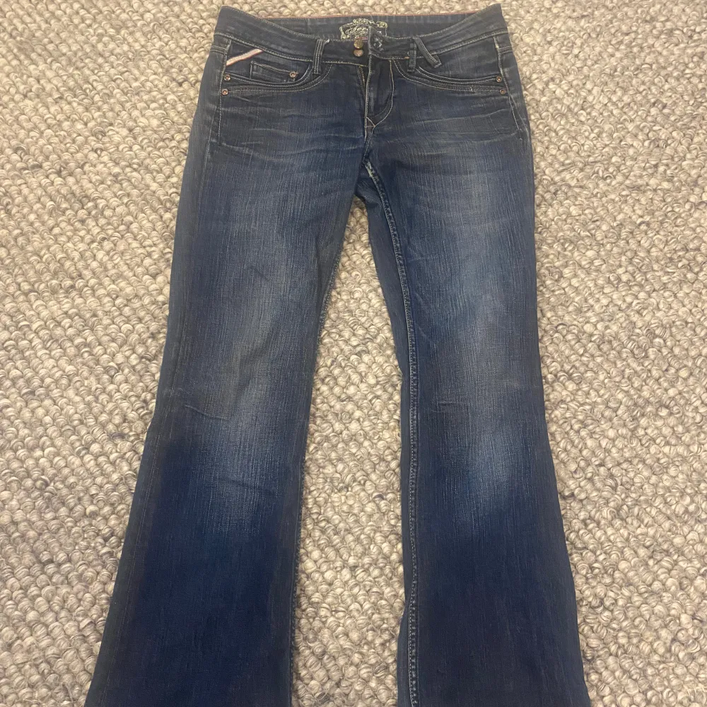 Lågmidjade snygga jeans utan defekter🌟passar dig runt 165cm!. Jeans & Byxor.