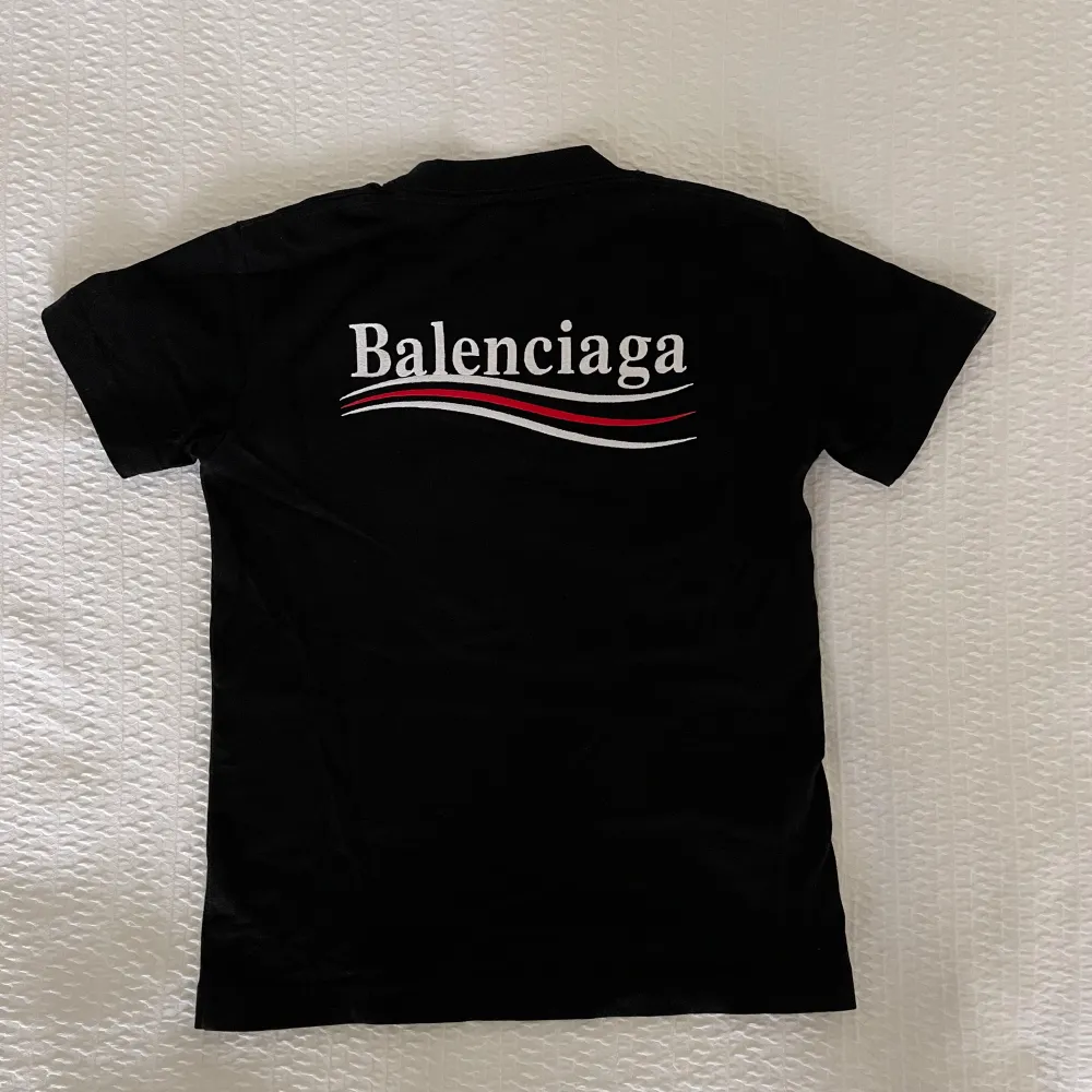 Säljer en original Balenciaga Logo t-shirt i nyskick.  Storlek XS (dam) inköpt på mytheresa. Original kvitto/orderbkräftelse finns att få på mail vid köp.   Finns att hämta på Östermalm eller skickas på post mot betalning i förskott.   . T-shirts.