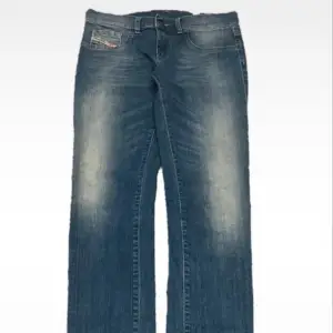 lågmidjade diesel jeans i stl 27, hon jag körde de av skrev att de är straight, de var alldeles för små för mig så får ej på mig dem, men jag personligen tycker att de ser mer skinny ut❤️
