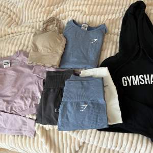 Kläderna är i nyskick eller endast använda några få gånger. Alla kläder är i storlek S eller M.  Träningskläder från Gymshark, ICIW & Aimn sportswear. 