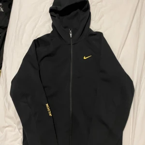 Nocta tech fleece svart - Storlek: L Nästan helt ny aldrig använd säljes för att den är för stor Riktigt fint skick.