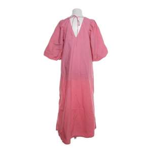 Rosa klänning från H&M. Köpt från Sellpy men jag har inte använt den. Väldigt fräsch och fin inför sommaren!