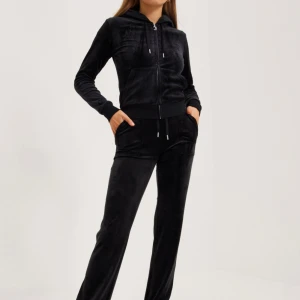 Juicy Couture - Svart juicy couture set! Kan köpas separat. Kan gå ner i pris vid snabb affär! Byxorna saknar dock snöre 