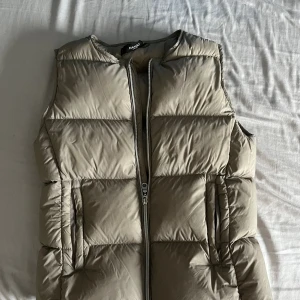 Beige väst  - Använder aldrig längre, inga fläckar osv, jätteskön för våren 