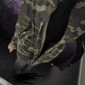 Säljer min dyra kamouflage tröja/jacka från ONLY eftersom den inte är min stil längre ❤️ den är använd ganska få gånger ❤️ *••NY PRIS 600••*❤️ kan skicka bilder för de som är mer intresserad❤️ HAR BLIVIT BILLIGARE FÖRR 200 NU 185❤️❤️