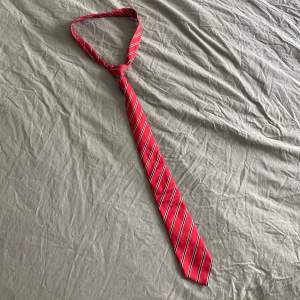 Fin, basic slips som jag använt fåtal gånger!! Den kostade 600 kr nypris lol det va lite impulsköp (men den är iaf bra material)!! 🫶