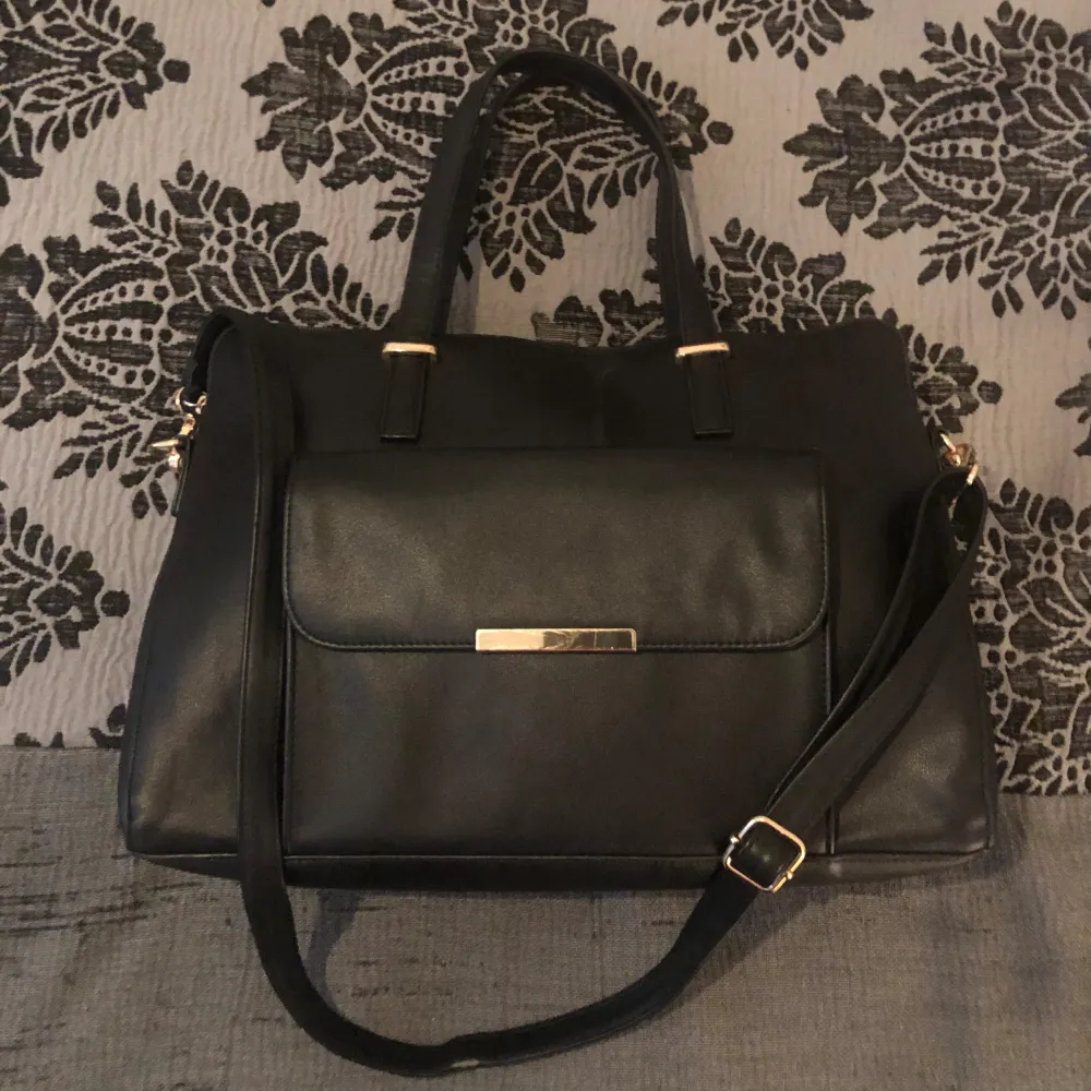 Säljer min Anna field handväska i färgen svart 💗 Modellen är slutsålt överallt 🫶🏽💕 Nypris: 689kr ⭐️. Väskor.