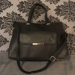 Säljer min Anna field handväska i färgen svart 💗 Modellen är slutsålt överallt 🫶🏽💕 Nypris: 689kr ⭐️