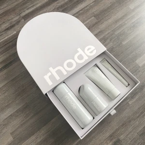 Rhode skin by Hailey Bieber - Säljer hela kitet för 1000 ❤️ otillgängligt i Sverige och de flesta andra länderna i världen, så passa på ❣️