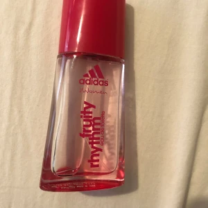 Adidas Parfym - Fruity rhytm  En nästintill oanvänd parfym från adidas Doftar fruktigt och blommigt🌸 Perfekt nu till våren🌼🌷🌺 Nypris 119kr Säljes för 70kr