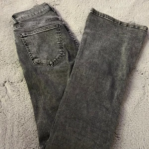 Lowwaist bootcut jeans - Säljer dessa jeans från Gina. Fint skickt. Lite slitna längst ner men inget som man lägger märket till (skriv privat för bild)💕 Säljer då dom är lite för stora/ lång på mig❣️Nypris:500
