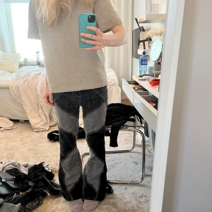 Lågmidjade bootcut jeans  - Coola bootcutjeans i grå och svart. Använda två gånger. 