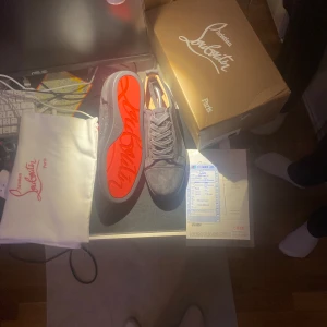  Christian Louboutin storlek 43 - Tjena säljer nu mina Louboutin skor då dom inte passar. Aldrig använda väldigt bra kvalitet och snygga. Adda snap för mer information: robin_jung123