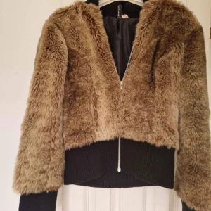 Jacka Fuskpäls - Helt nya jacka från h&m i fuskpäls. Liknar bombar jacka. Super mysig köpt till ett projekt som aldrig blev av