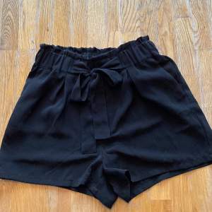 Coola midwaist shorts från bikbok som är mycket sparsamt använda. Perfekt till fest eller som finkläder❣️