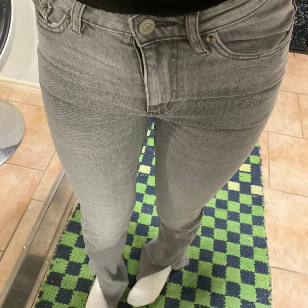 Säljer dessa snygga gråa jeans från lager 157 då jag köpte fel storlek helt nya är dom. Jeans & Byxor.