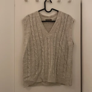 Stickad väst - Helt oanvänd stickad väst som köptes för ett par år sen. Står ingen storlek men jag skulle säga att den passar XS-M. Super gullig💘