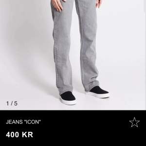 Säljer dessa gråa jeans från lager i storlek XS då dom va för stora för mig❤️