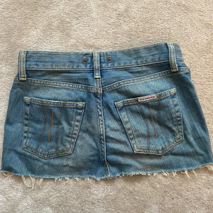 Jeanskjol - Assnygg jeanskjol från forniarna som jag köpt på Plick . Säljer då den var för liten . Pris är diskuterbart vid snabb affär, skriv för mått eller fler bilder 💗