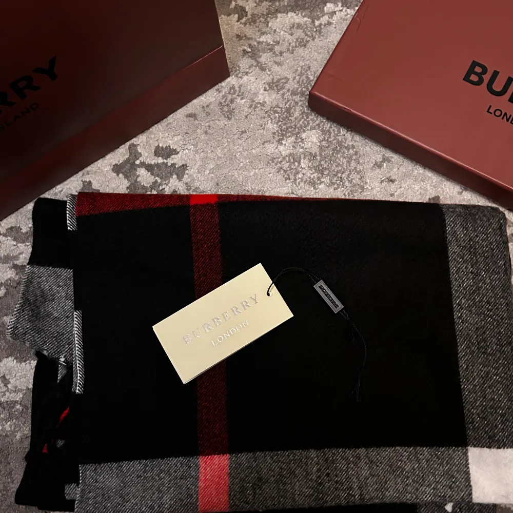 Burberry scarf i svart/grå färg. 699kr Box och påse medföljer.  Har ni några frågor så skriv bara och pris kan självklart diskuteras.. Övrigt.