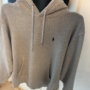 Ralph lauren hoddie  - Ralph lauren hoddie storlek M i ny skick endast testad nypris 1999