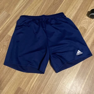 Adidas träningsshorts - Mörkblå adidasträningsshorts. Står storlek XS/L men passar som s eller xs. 