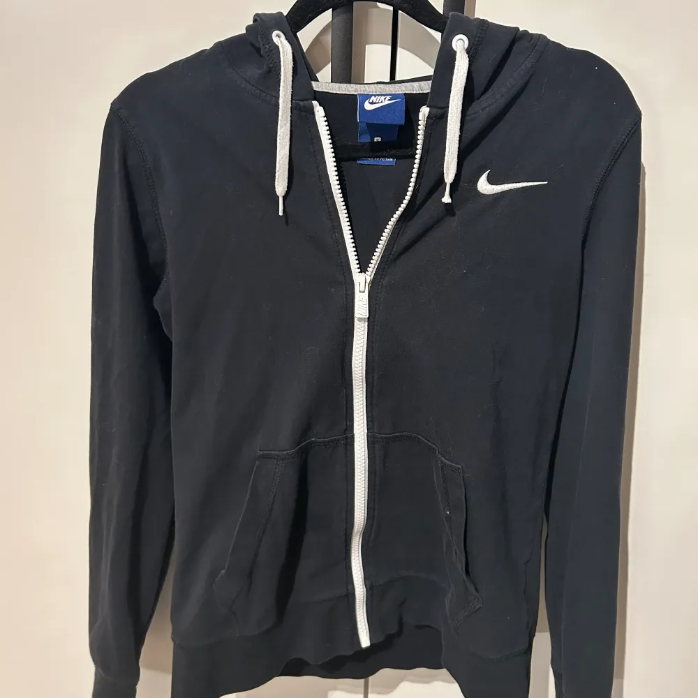 Säljer denna super snygga zip-up hoodien från Nike, kommer tyvärr inte till användning då jag säljer den! (Kontakta vid bilder eller priser! 💞💞💞). Hoodies.