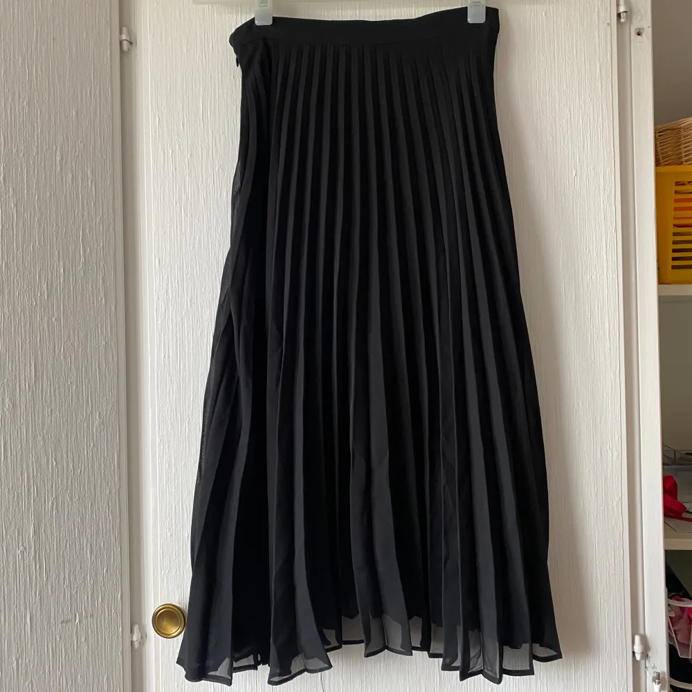 Svart plisserad kjol från Vero Moda i storlek XS. Vad lång för mig som är 157 cm.. Kjolar.