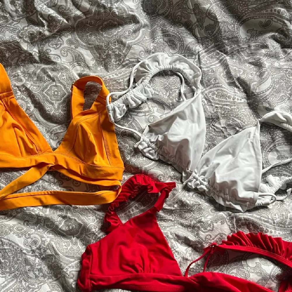 3 st oanvända bikini överdelar, orange från HM i strl 38 och de andra två från shein i strl M. den vita har någon liten fläck, alla för 100kr. Övrigt.