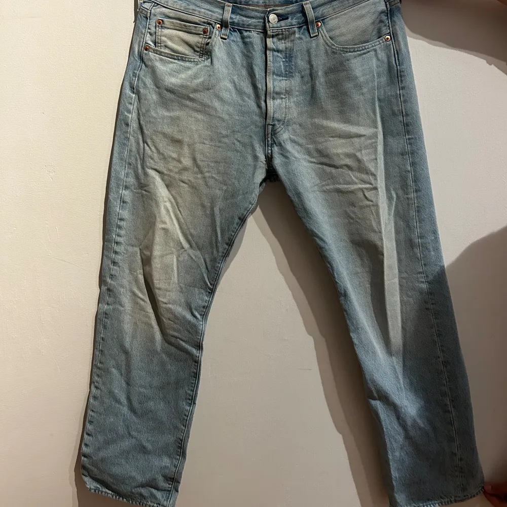 Säljer ut kläder som ej kommer till användning längre. Säljer Levis jeans 501 i mycket bra skick i storlek W34 L30, de är för små för mig och måste därför sälja de. Pris kan diskuteras.. Jeans & Byxor.