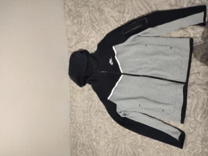 Nike tech fleece  - Jag säljer min Nike tech fleece.  Nypris ca 1000. Storlek 158-170 cm.
