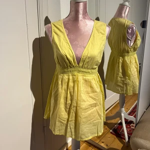 Blus  - Blus med resår i midjan💛står storlek XL men passar S-L då de är resår 