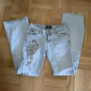 Lågmidjade jeans från 2000-talet, helt sjukt snygga. Midjemåttet är 70 och innerbenslängden är 81 🌞