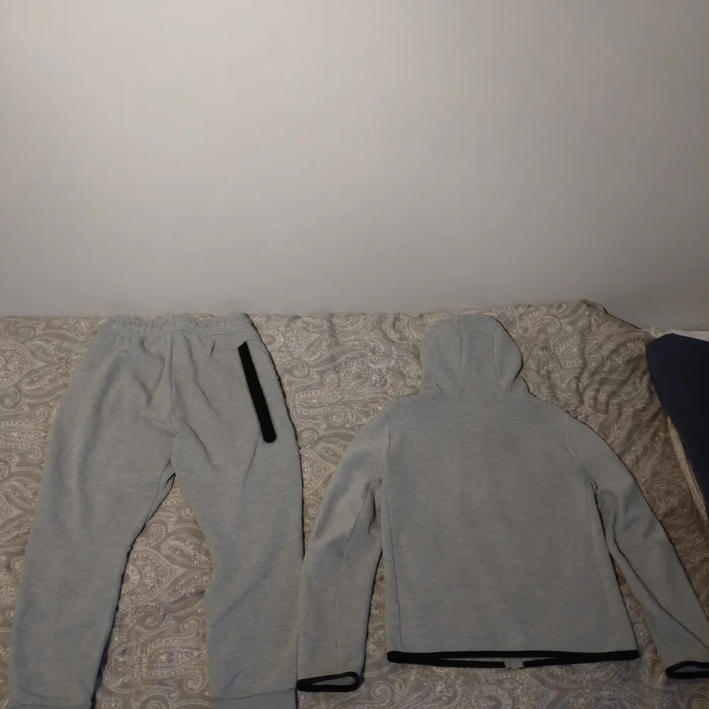 Jag säljer min Nike tech fleece tröja och byxor.  Nypris ca 2000 kr. Storlek 147-158 cm i både tröja och byxorna. . Övrigt.