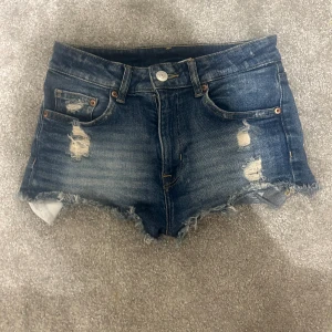 shorts - jättefina shorts får hm som inte säljs längre. stl 36 men passar xs/s! säljs för att de inte används💞 mid waist!