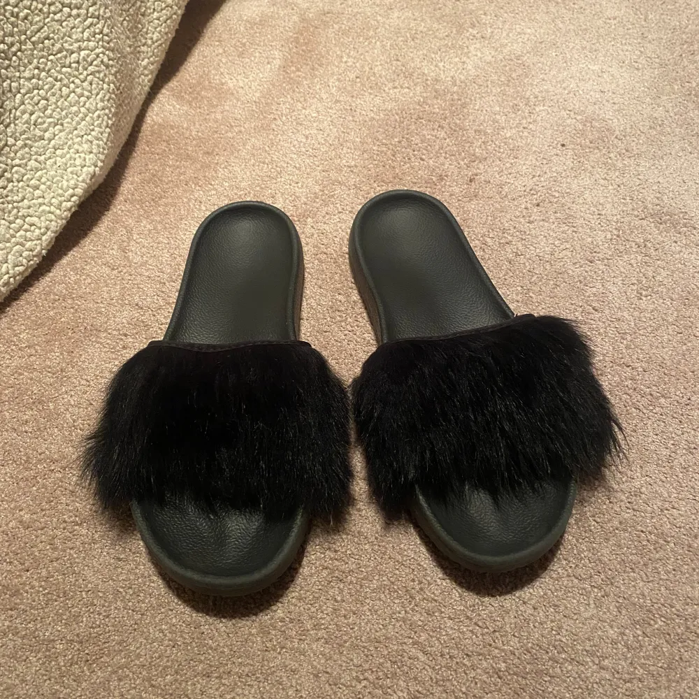 Säljer mina jättefina tofflor från ugg nypris 1000kr i fint skick det är bara att kontakta mig om ni har några frågor, storleken på toffeln har suddats ut men det är ungefär strl 39 äkta fårskin överst på toffeln. Kengät.