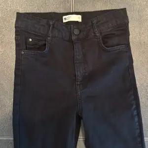 Ett par svarta bootcut  jeans från Gina tricot. Dom är små i storleken och är i bra skick. 