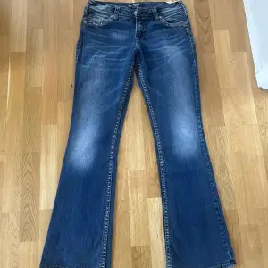 Bootcut Silver Jeans i Lowrise modell💓. Innerbensmåttet är 80 cm och midjemåttet är 37 cm. Frågor och funderingar är varmt välkomna 😇 Fler likande plagg och annat fint finns på profilen ✨️  M3 132