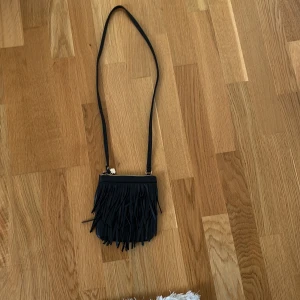Axelväska  - En Axelväska från H&M. Nypris:200kr. Använd fåtal gånger så i bra skick! Kontakta mig för fler bilder!👍🏻