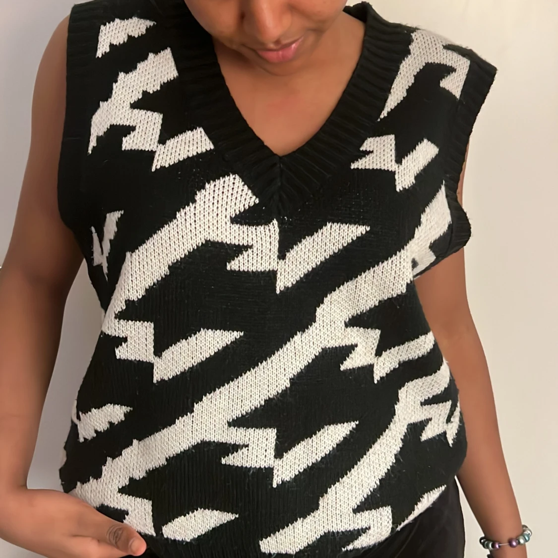 En stickad tröja som är randig svart och vit 